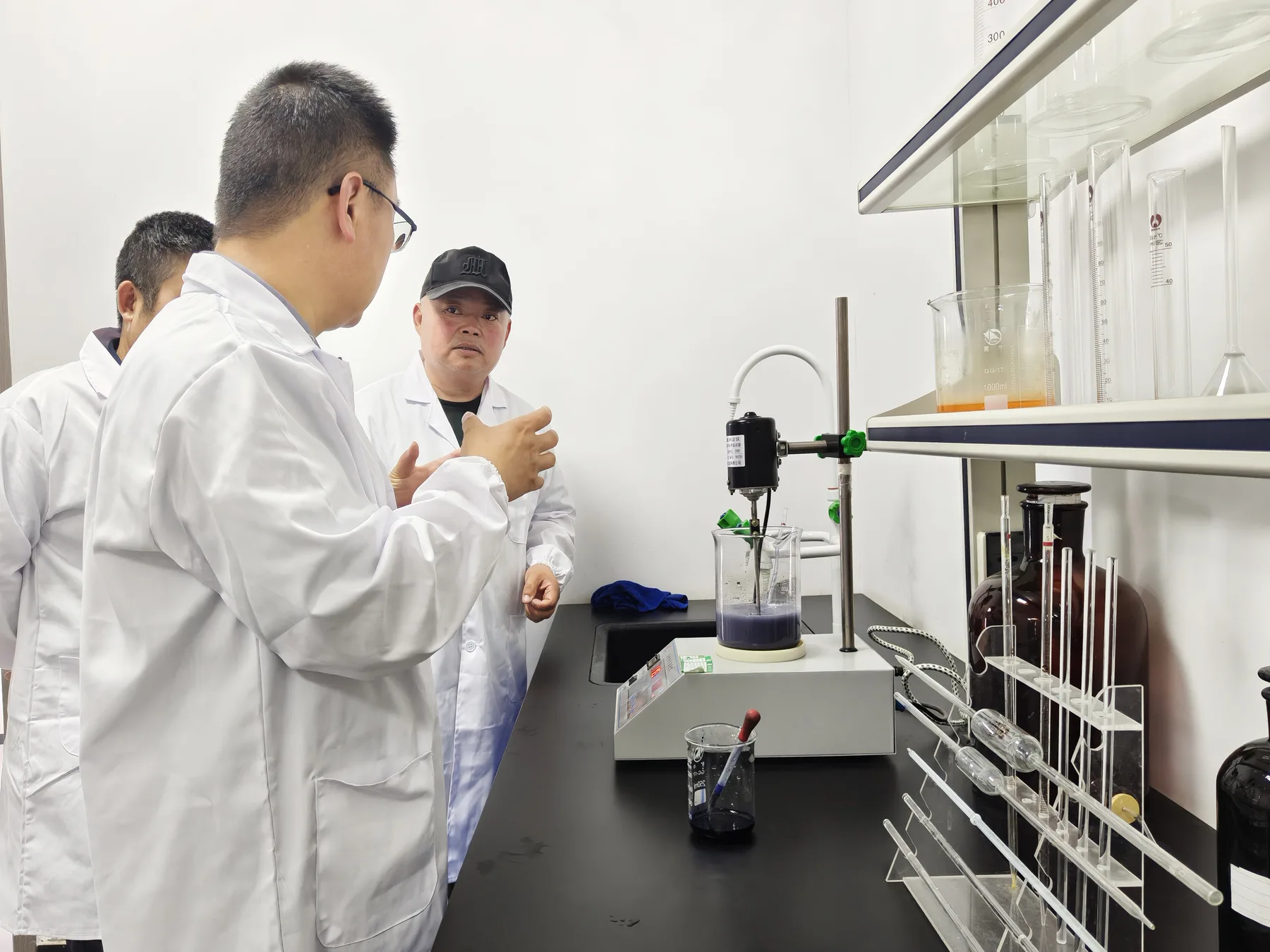 筑新与高创共用实验室工作场景