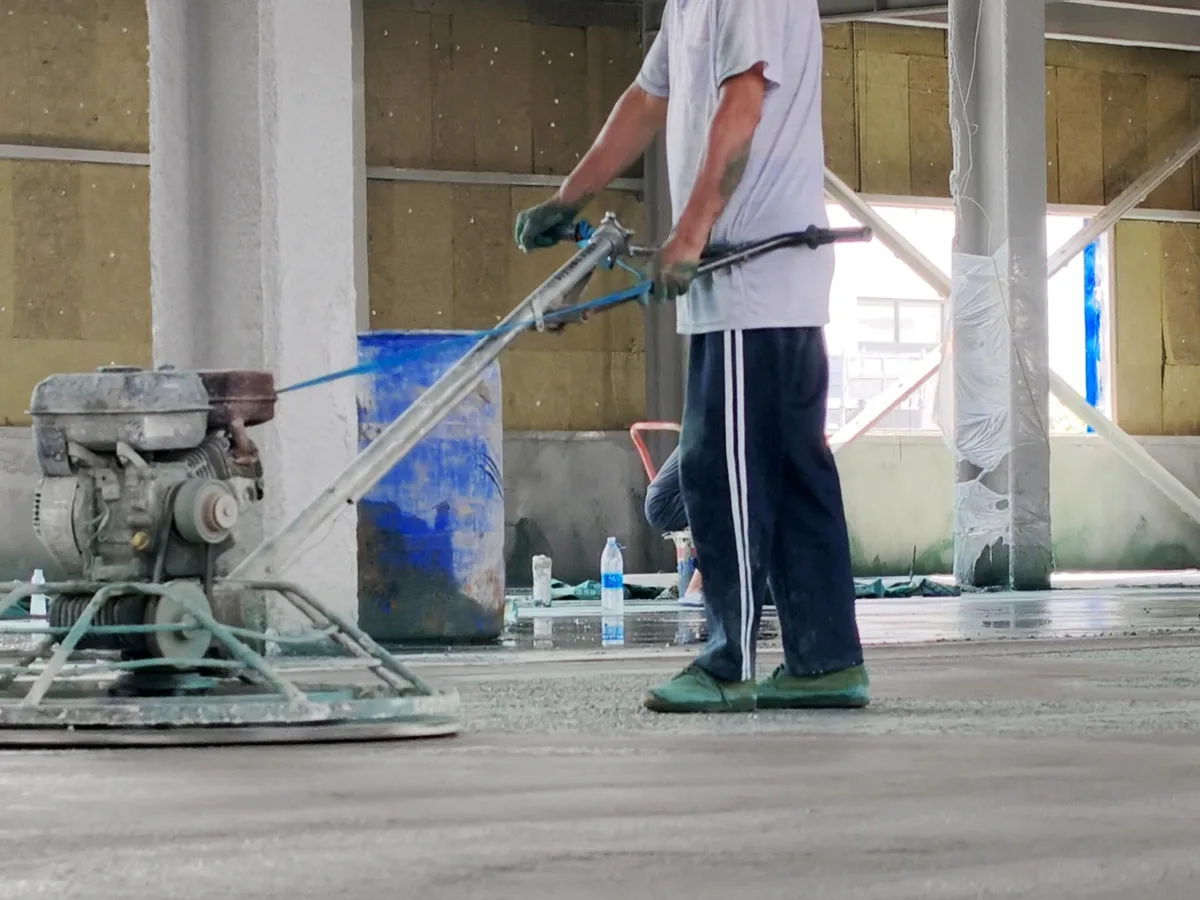 九大街福登门食品厂厂房地坪机械收面现场